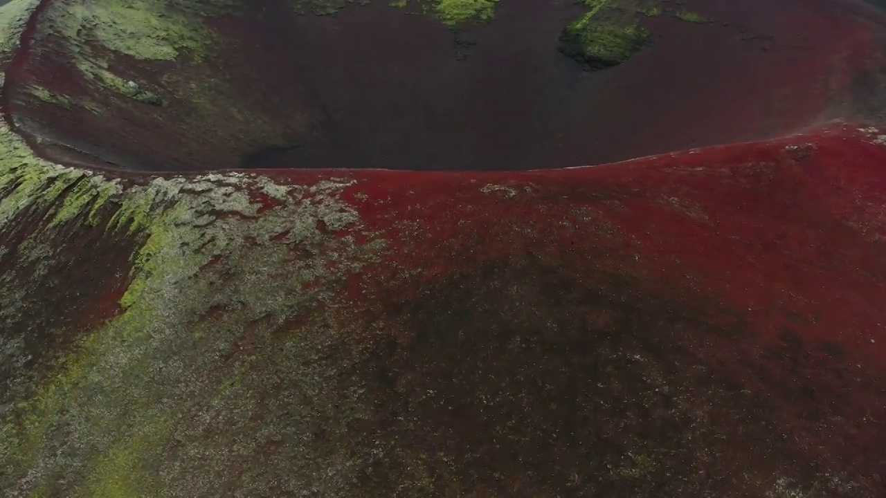 无人机拍摄的照片显示了冰岛高地火山火山口边缘的生动色彩视频素材