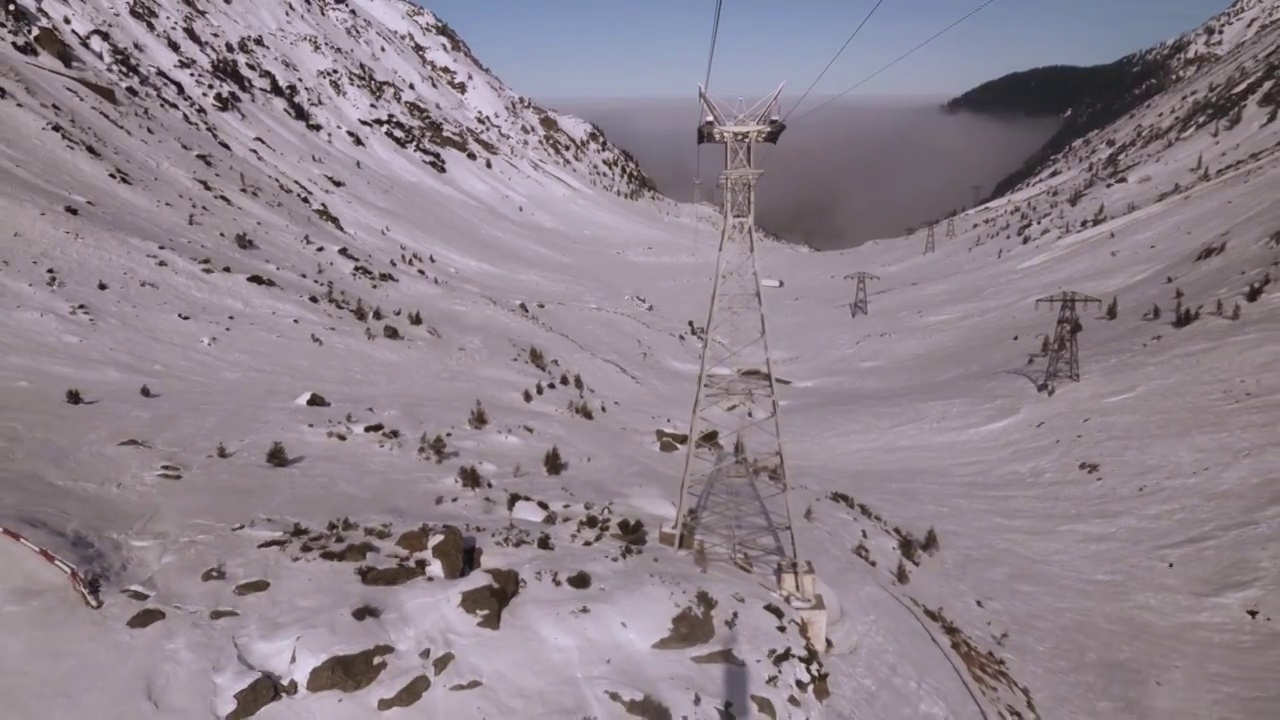 缆车之旅沿着被雪覆盖的高山峡谷视频素材