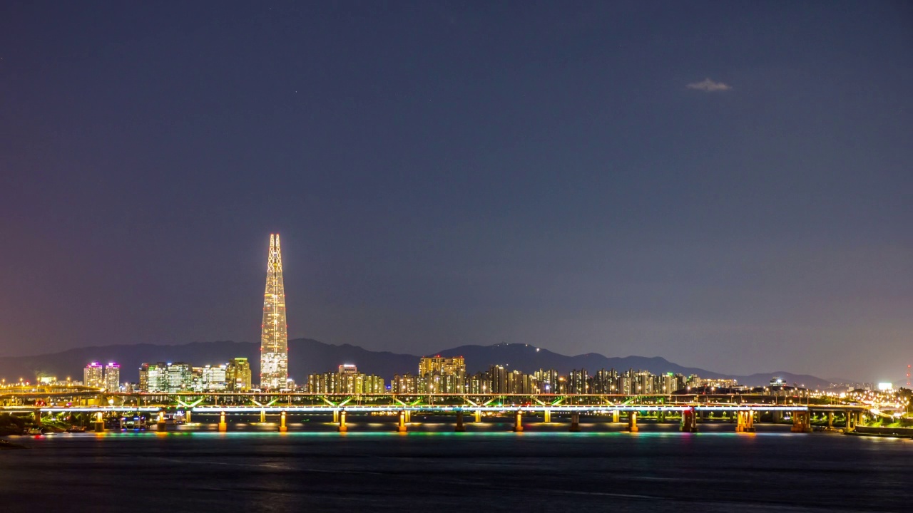 ▽夜景=首尔蚕室区松坡区市中心附近的汉江、清潭大桥、永东大桥上的日落视频素材