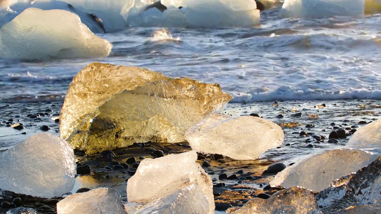 水中的冰山，全球变暖气候变化的概念，冰岛Jokulsarlon冰川泻湖日出时的大块冰视频素材