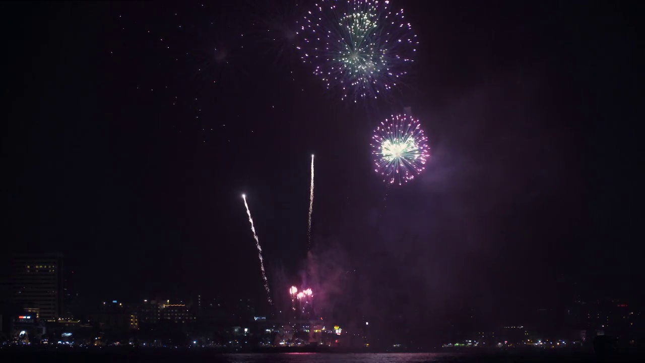 五颜六色的节日烟花在夜空的背景。4k (UHD) 3840x2160格式。视频素材