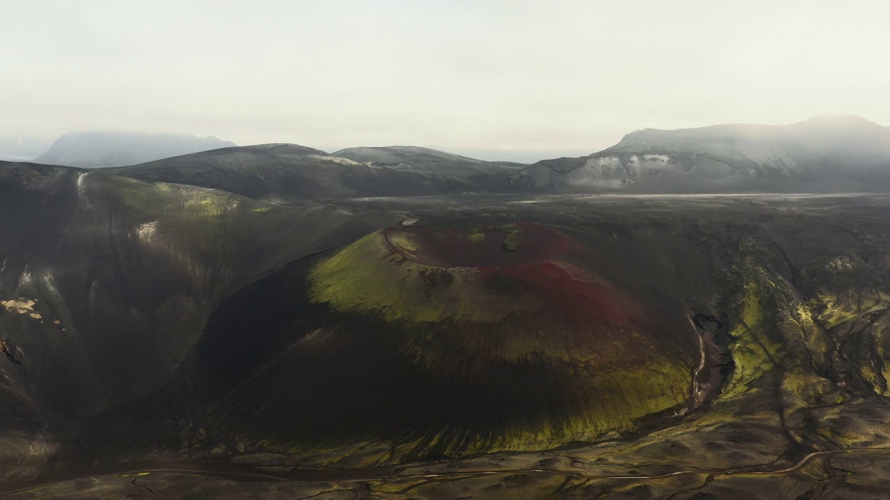 无人机拍摄的冰岛高地上超现实的火山口，冰岛视频素材