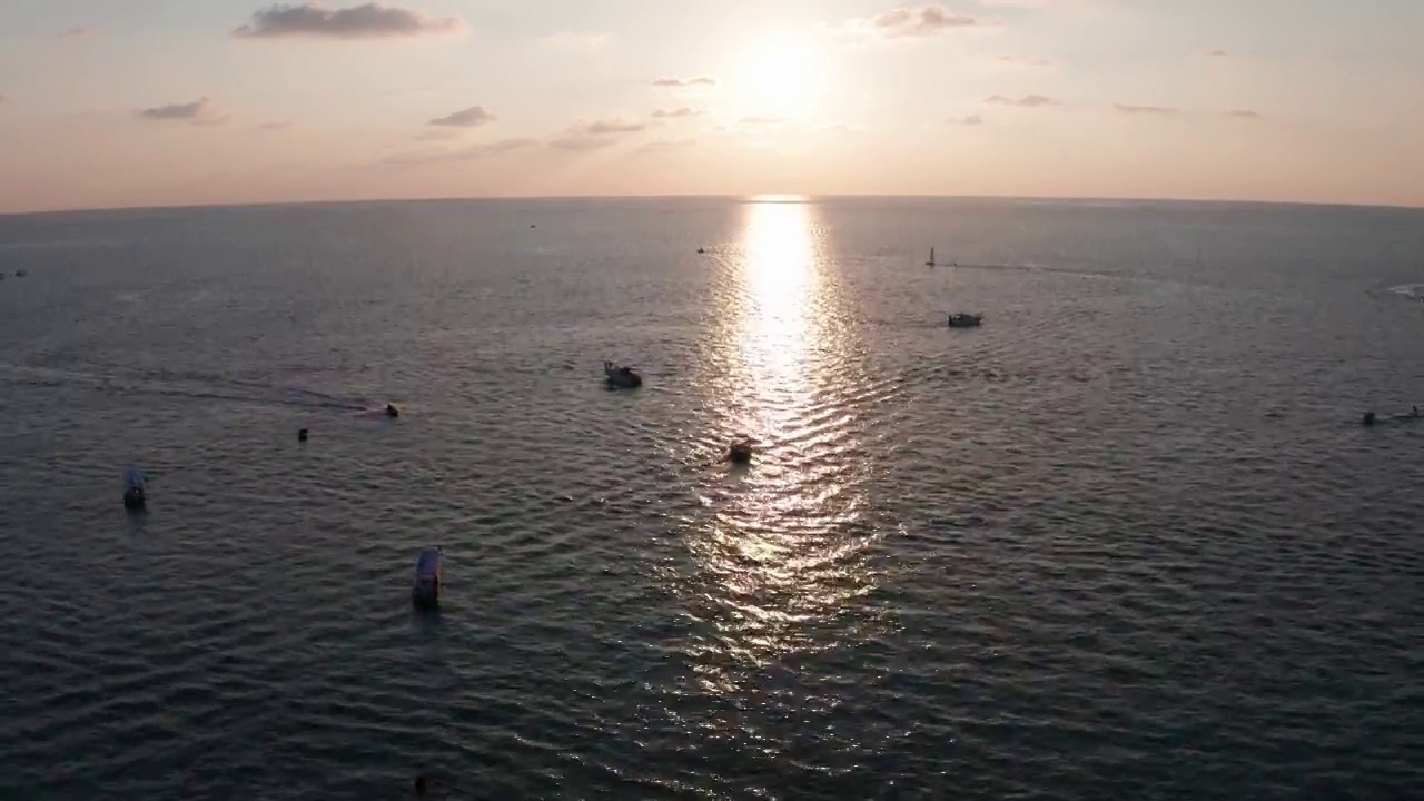 海上的空中日落和几艘帆船视频素材