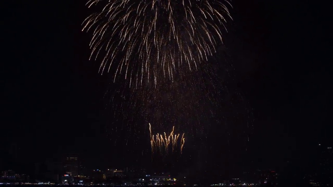 五颜六色的节日烟花在夜空的背景。4k (UHD) 3840x2160格式。视频素材