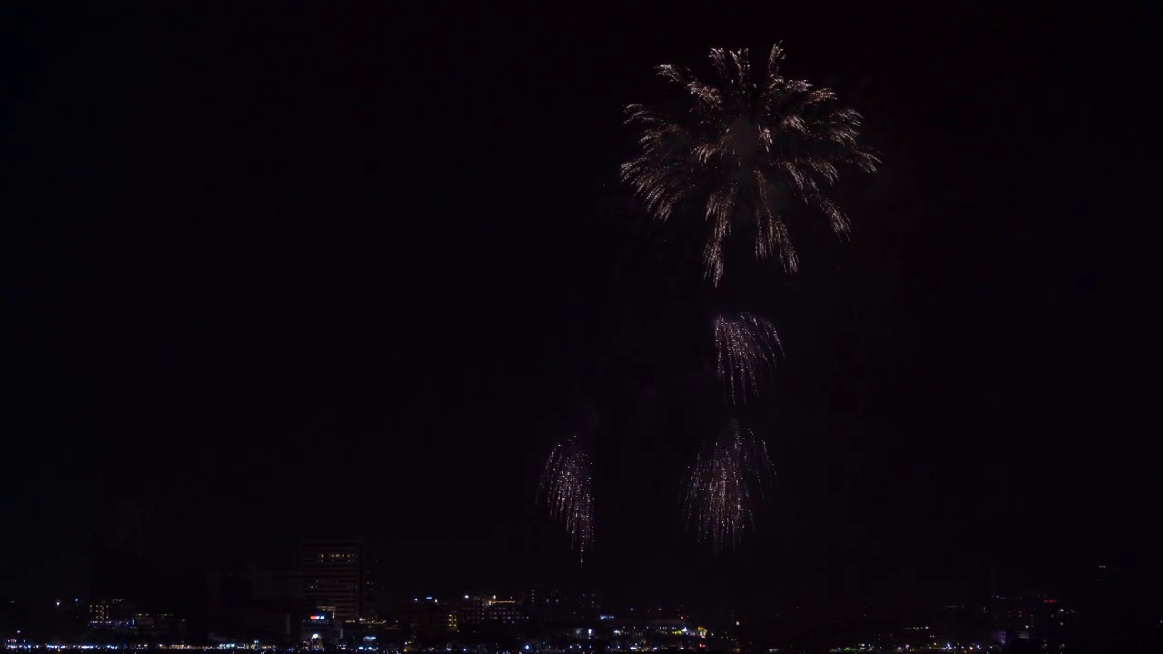 五颜六色的节日烟花在夜空的背景。4k (UHD) 3840x2160格式。视频素材