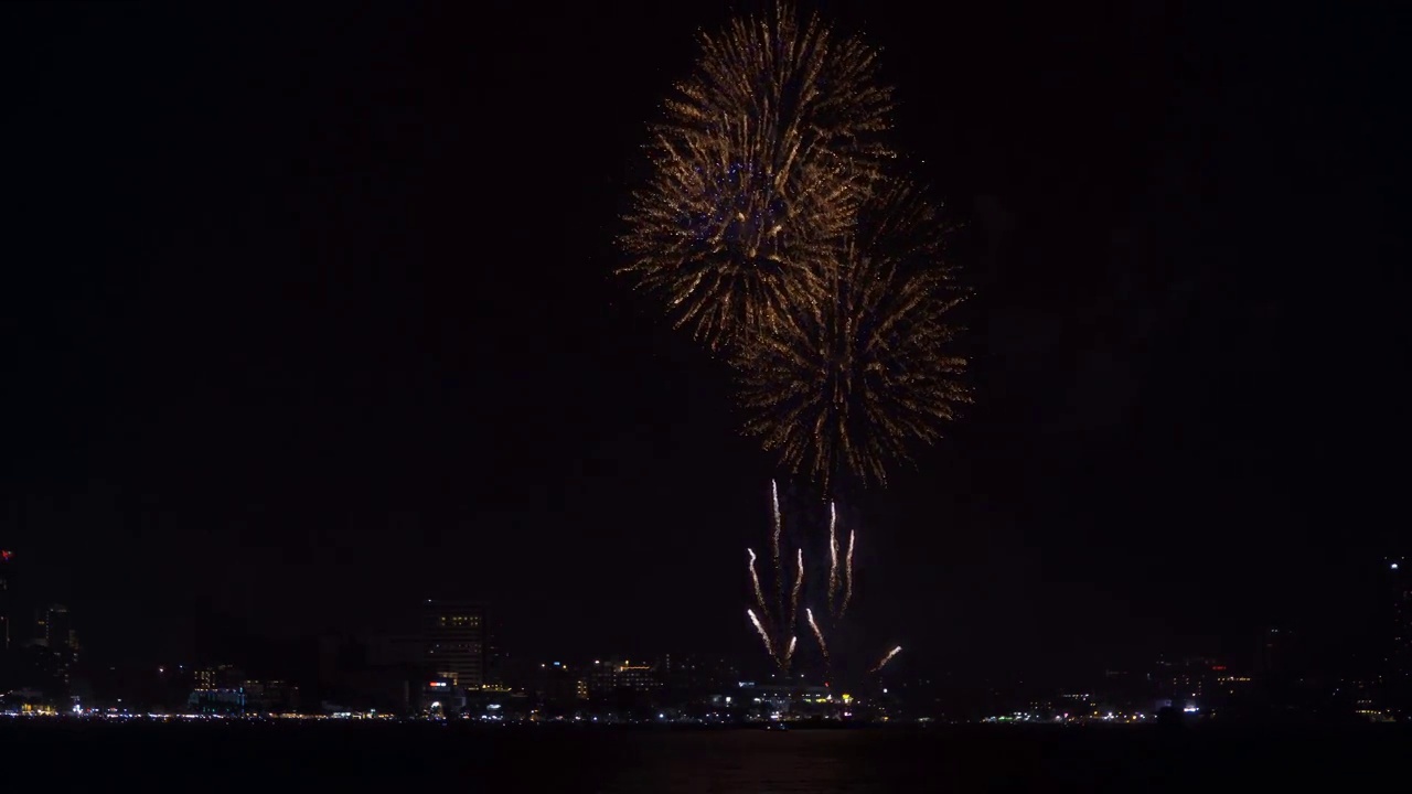 五颜六色的节日烟花在夜空的背景。4k (UHD) 3840x2160格式。视频素材