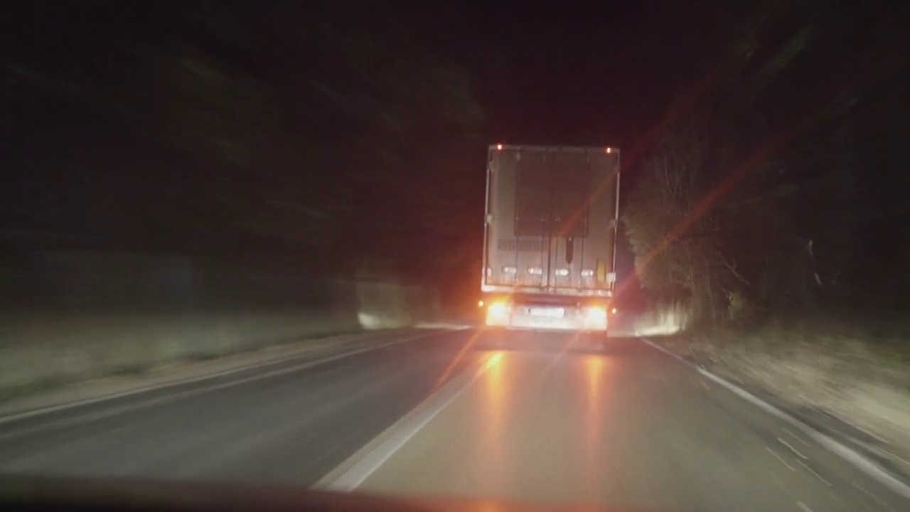 95 .秋末阴雨天气的午夜，卡车在有许多弯道的路面上行驶视频素材