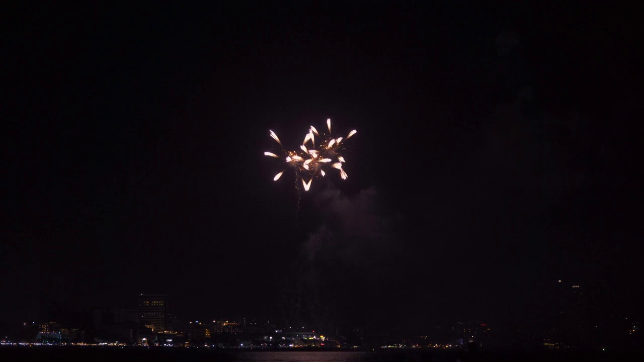 五颜六色的节日烟花在夜空的背景。4k (UHD) 3840x2160格式。视频素材