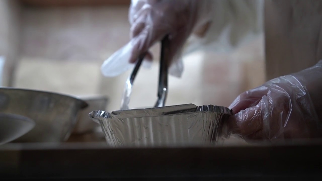 食品外卖服务。餐厅工作人员收集食物盒带走视频素材