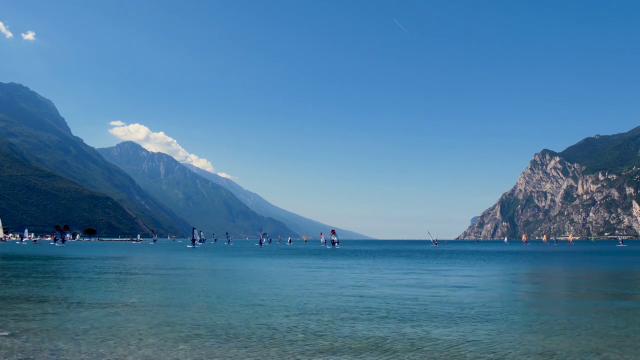 意大利加尔达湖的全景，远处有许多风帆冲浪板视频素材