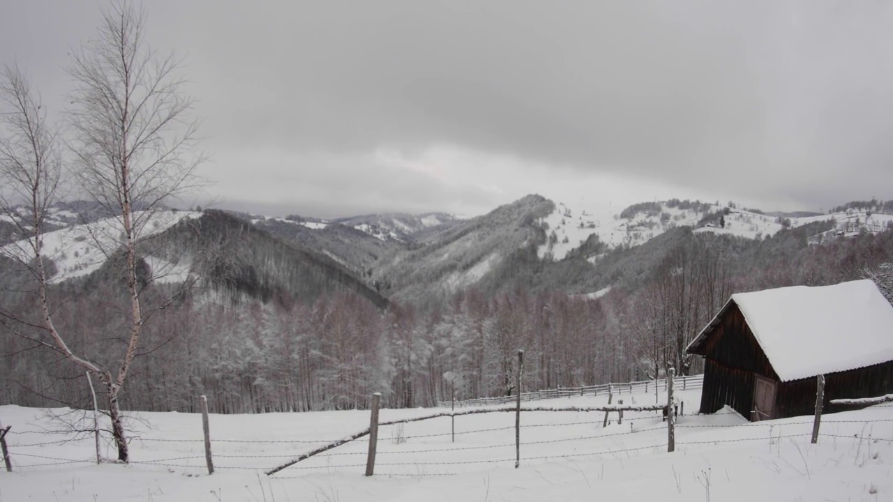 雪覆盖的山谷，雪山上的山谷，风吹得很厉害视频素材