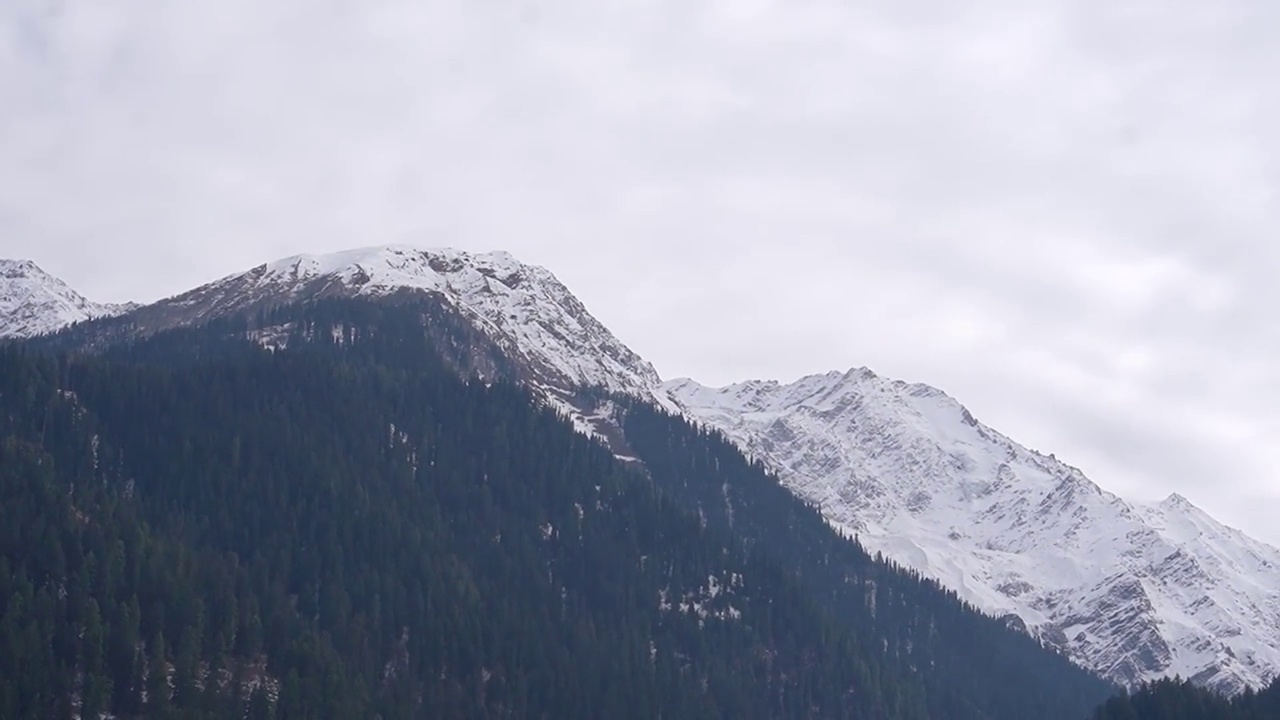 蓝天下的雪山视频素材