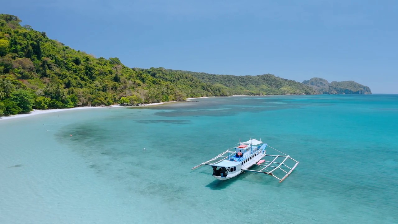 空中圆圈无人机拍摄到一艘巨大的跳岛船停泊在卡德劳泻湖的浅水中。El-Nido。巴拉望省。菲律宾视频素材