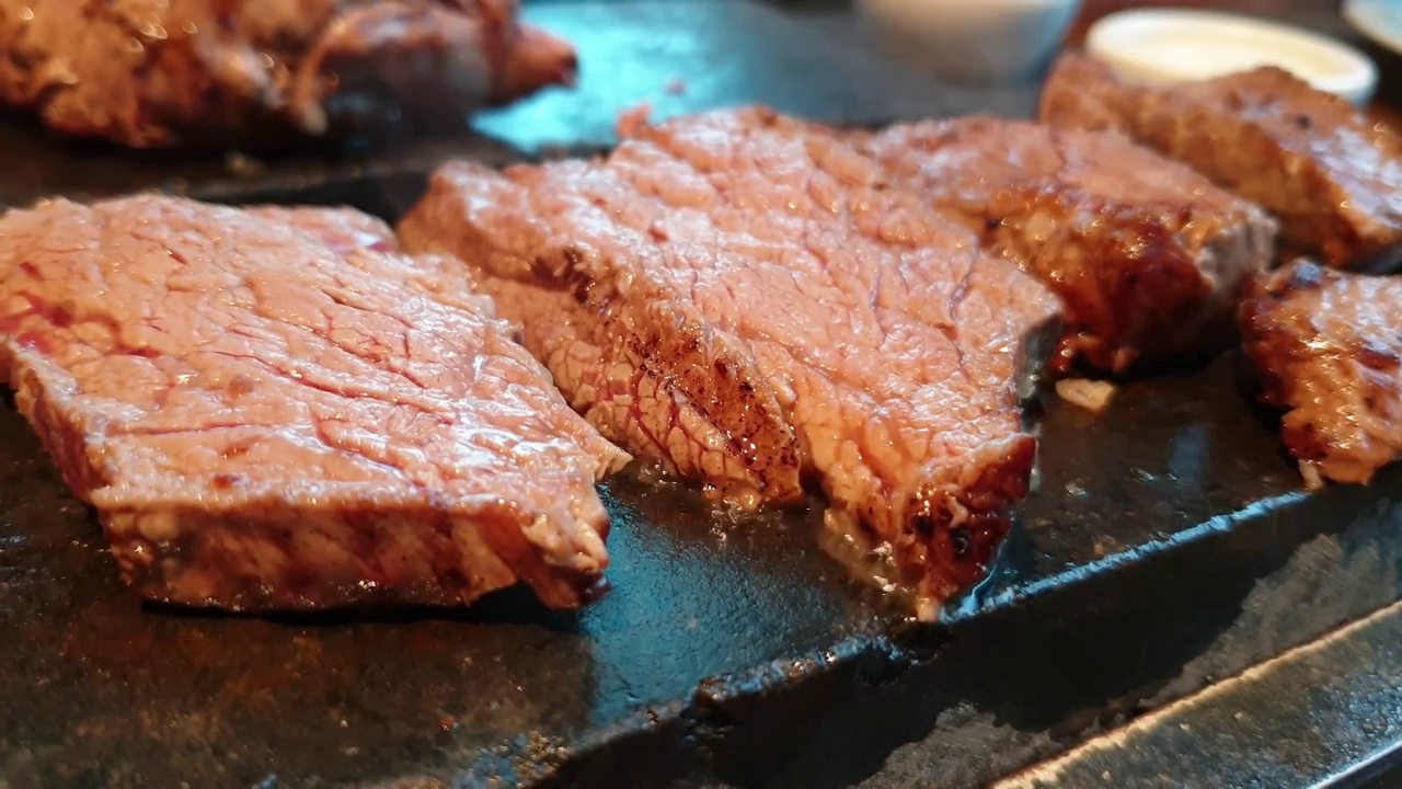 生肉在黑石盘上热炸。餐厅的菜视频下载