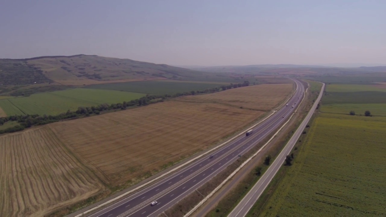 公路上的交通鸟瞰图，沿着一条国道行驶视频素材