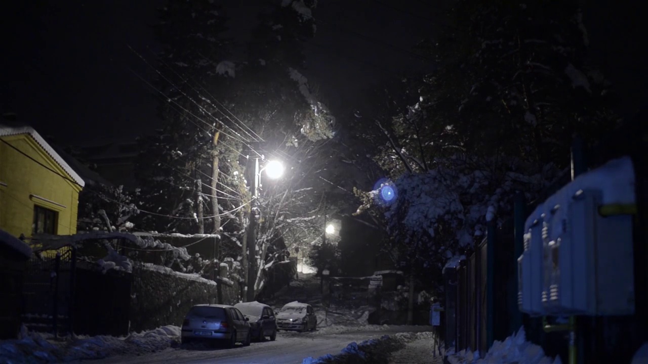 冰雪覆盖的城市里的汽车交通视频素材