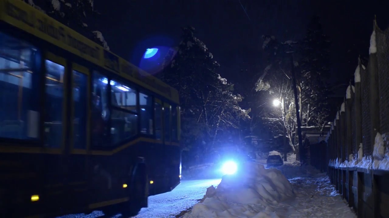 积雪覆盖的城市里的汽车交通视频素材