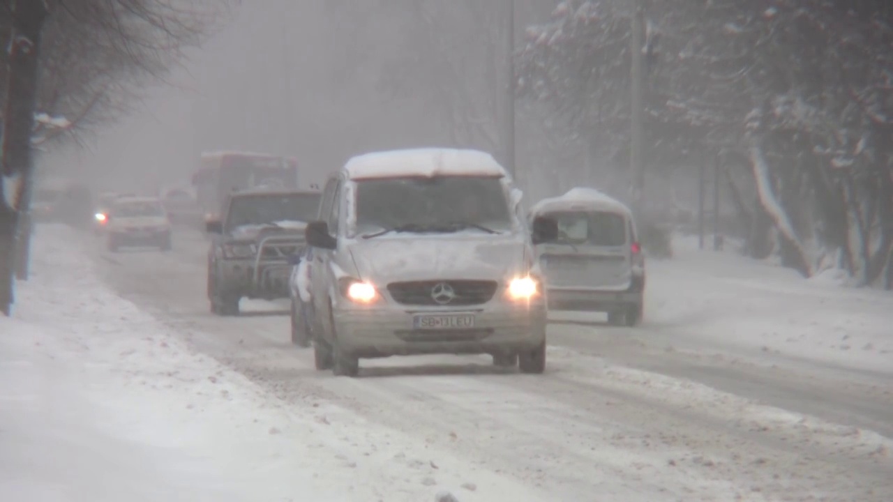 在没有清除积雪的道路和75a外的强降雪条件下，冬季的汽车交通视频素材