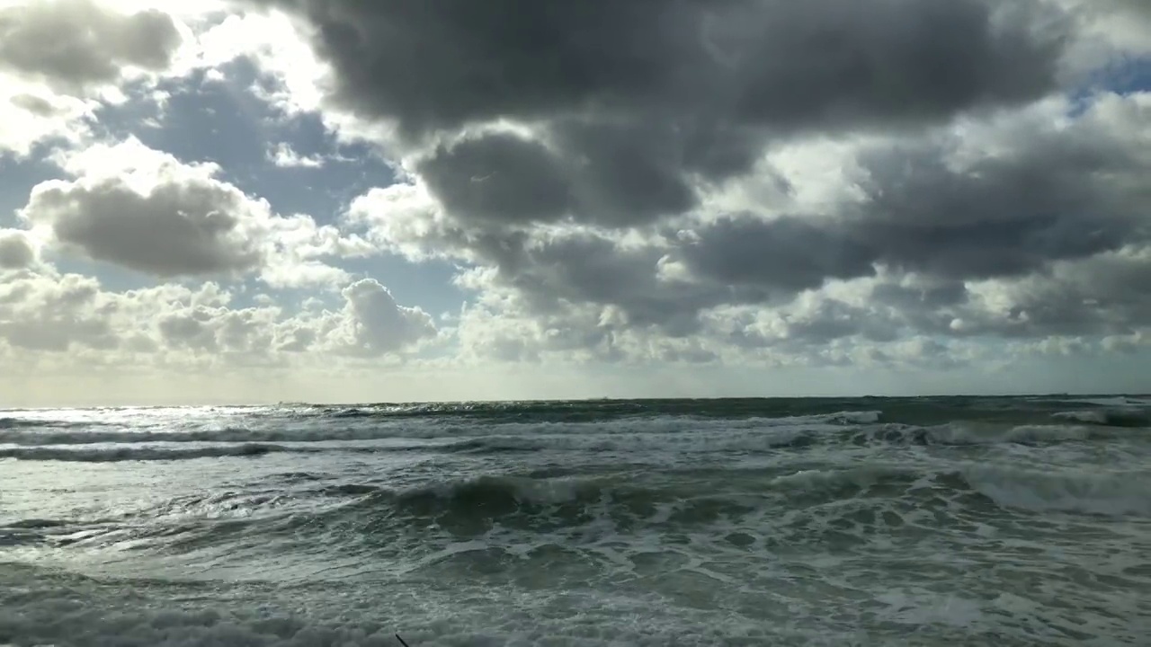 博斯卡达海岸暴风雨天气中的海浪视频素材