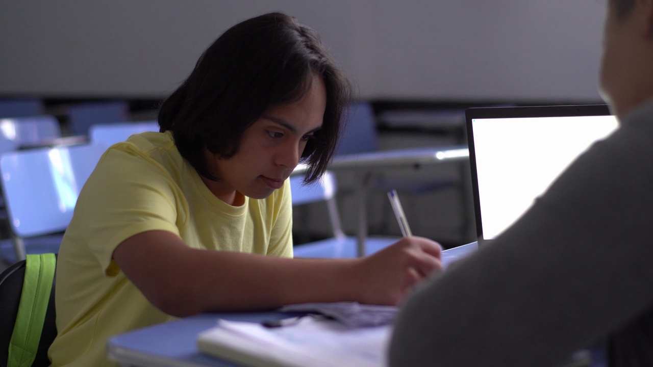 有特殊需要的青少年学生在学校得到老师的支持视频素材