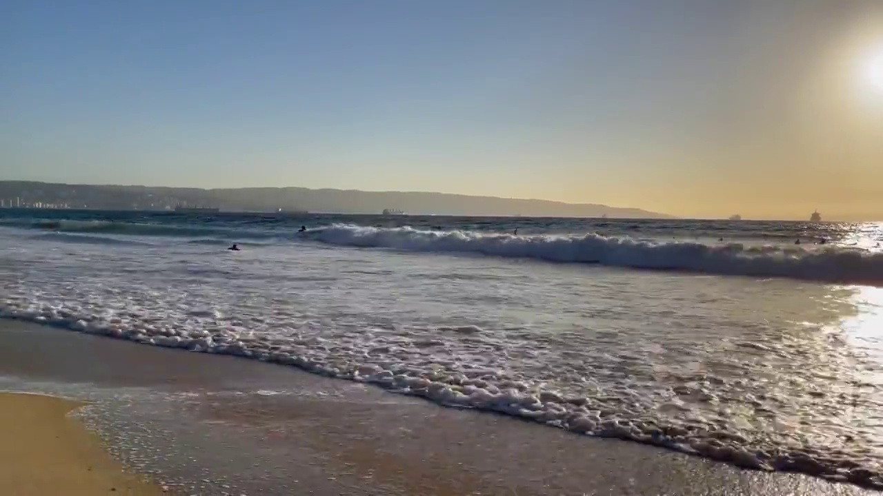 日落时分，一群冲浪运动员在海上冲浪视频素材