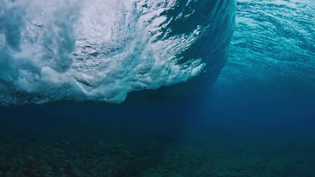 水下破碎的海浪视频素材