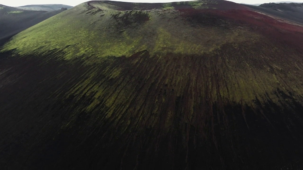 无人机拍摄的视频显示冰岛冰岛高地一个火山口的斜坡视频素材