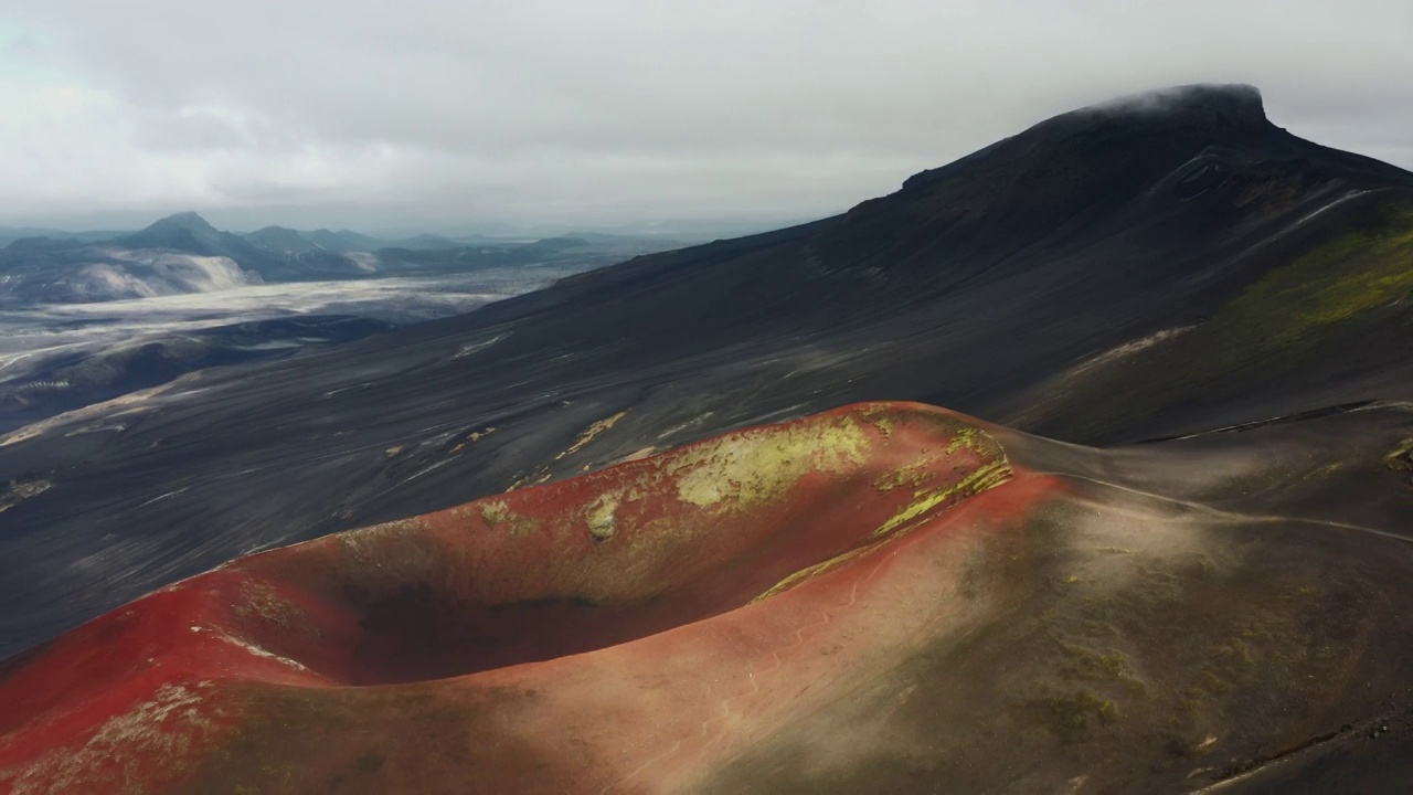 无人机从冰岛高地一个令人敬畏的火山口飞回来的视频视频素材