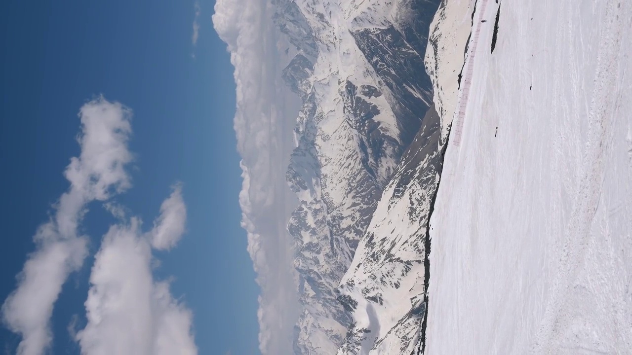 垂直视频。从厄尔布鲁斯山眺望高加索山脉的雪脊。视频素材