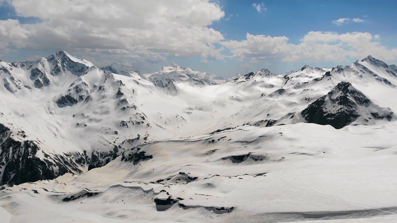 美丽的山脉的4K空中库存镜头，冬季雪山的史诗鼓舞人心的全景视频素材