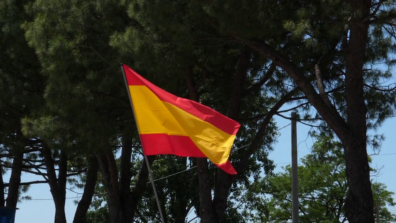 西班牙国旗在风中飘扬慢动作特写与天空背景视频素材