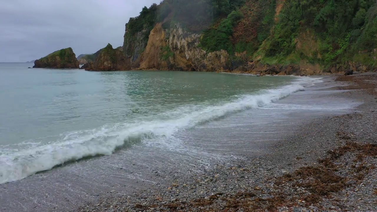 西班牙阿斯图里亚斯海岸的利贝罗纳湖视频素材