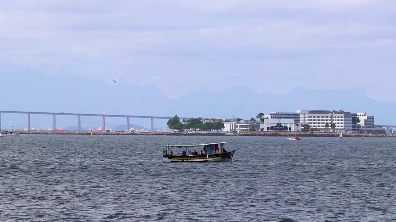 景观全景海岸线Rio-Niterói巴西里约热内卢大桥里约热内卢。视频素材