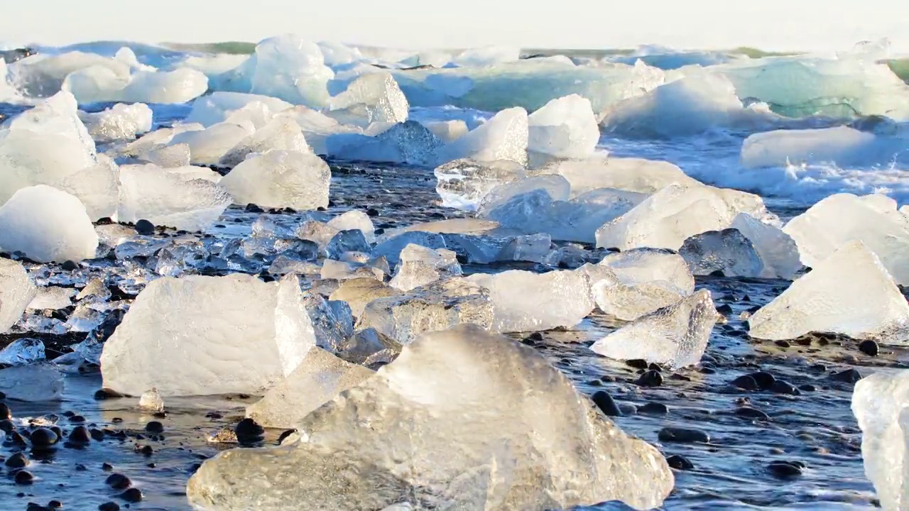 水中的冰山，全球变暖气候变化的概念，冰岛Jokulsarlon冰川泻湖日出时的大块冰视频素材