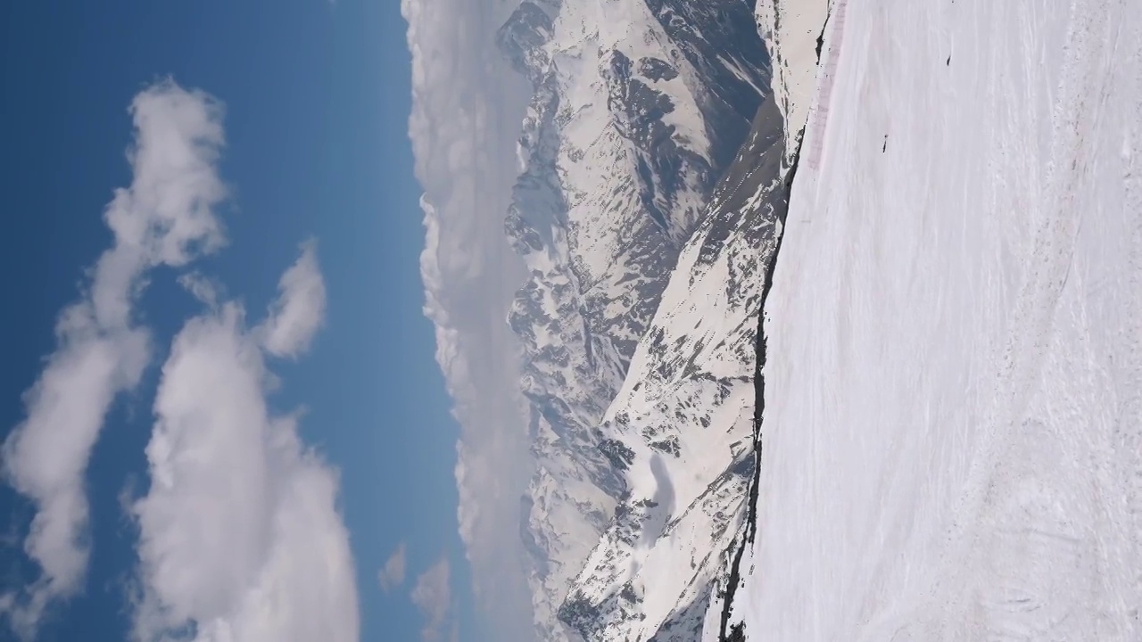 垂直视频。从厄尔布鲁斯山到高加索山脉白雪覆盖的山脊的全景。视频素材