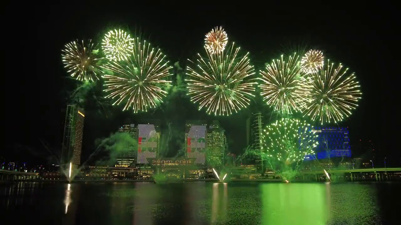 焰火照亮了Galleria购物中心的天空，这是阿联酋50周年国庆庆祝活动的一部分视频素材