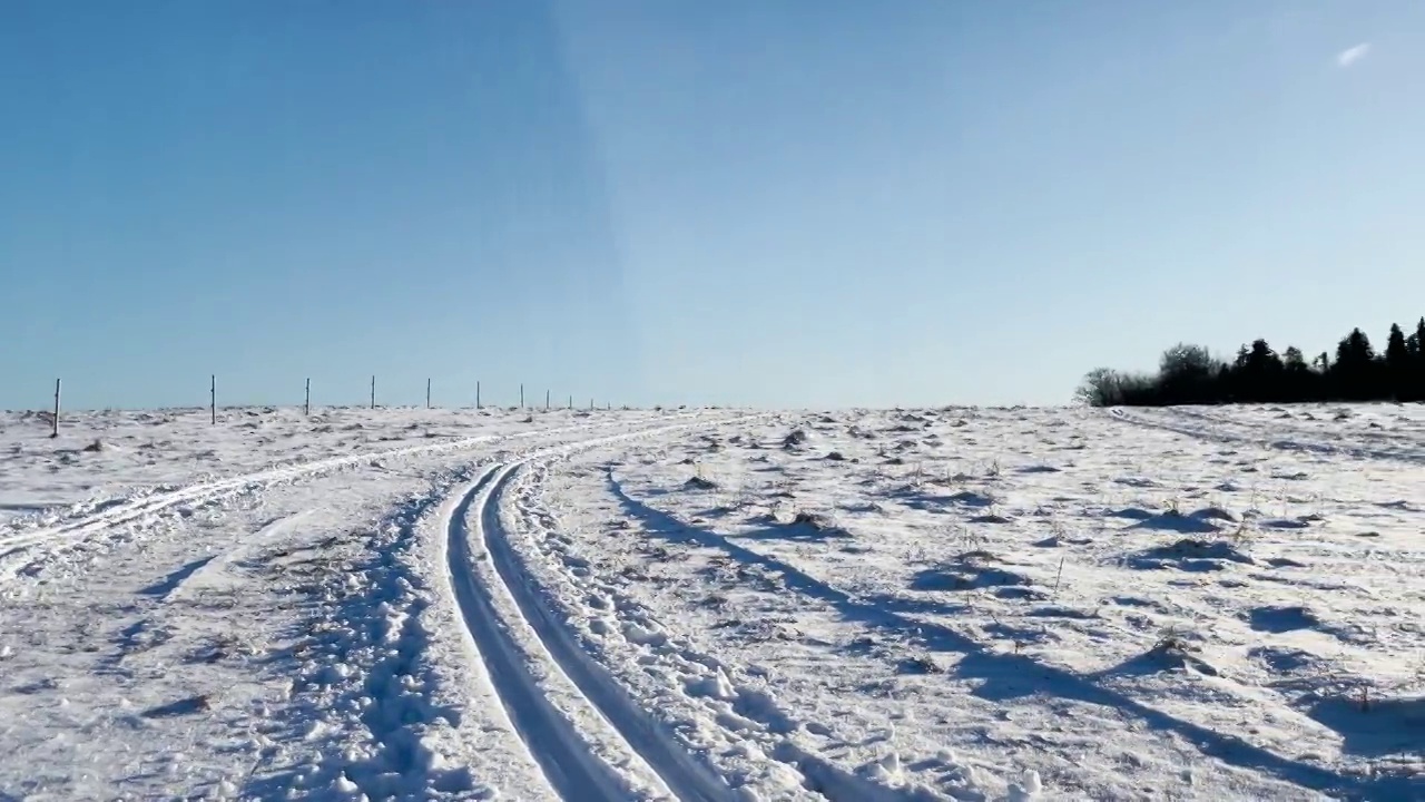 冬季景观与越野滑雪步道在雪视频素材