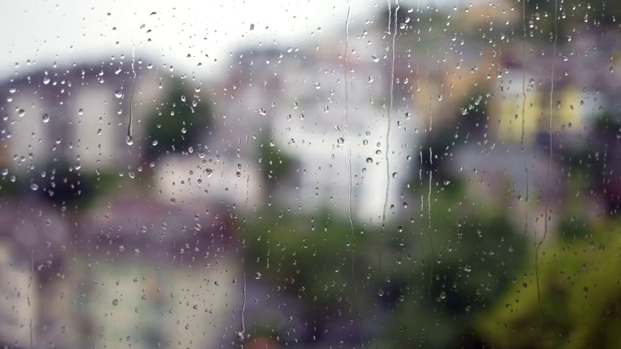 下雨天窗户上的水滴视频素材