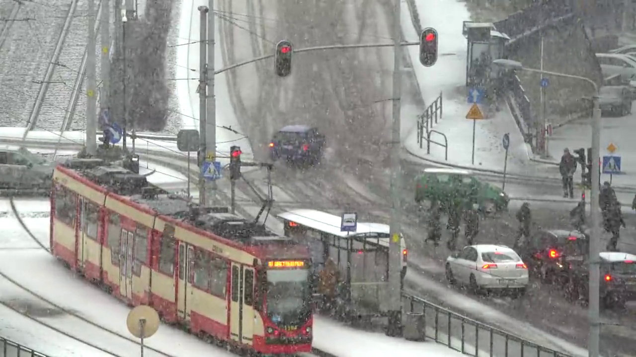 繁忙的城市十字路口遭遇了暴风雪。视频素材