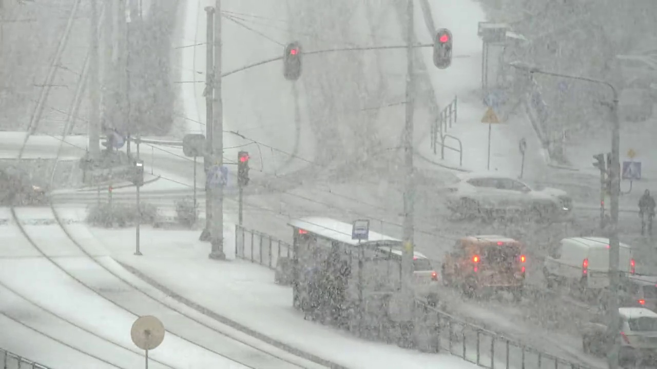 繁忙的城市十字路口遭遇了暴风雪。视频素材