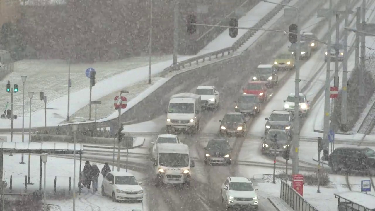 繁忙的城市十字路口遭遇了暴风雪。视频素材