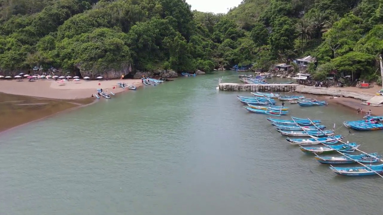 鸟瞰印尼泻湖海滩上的传统船只视频素材