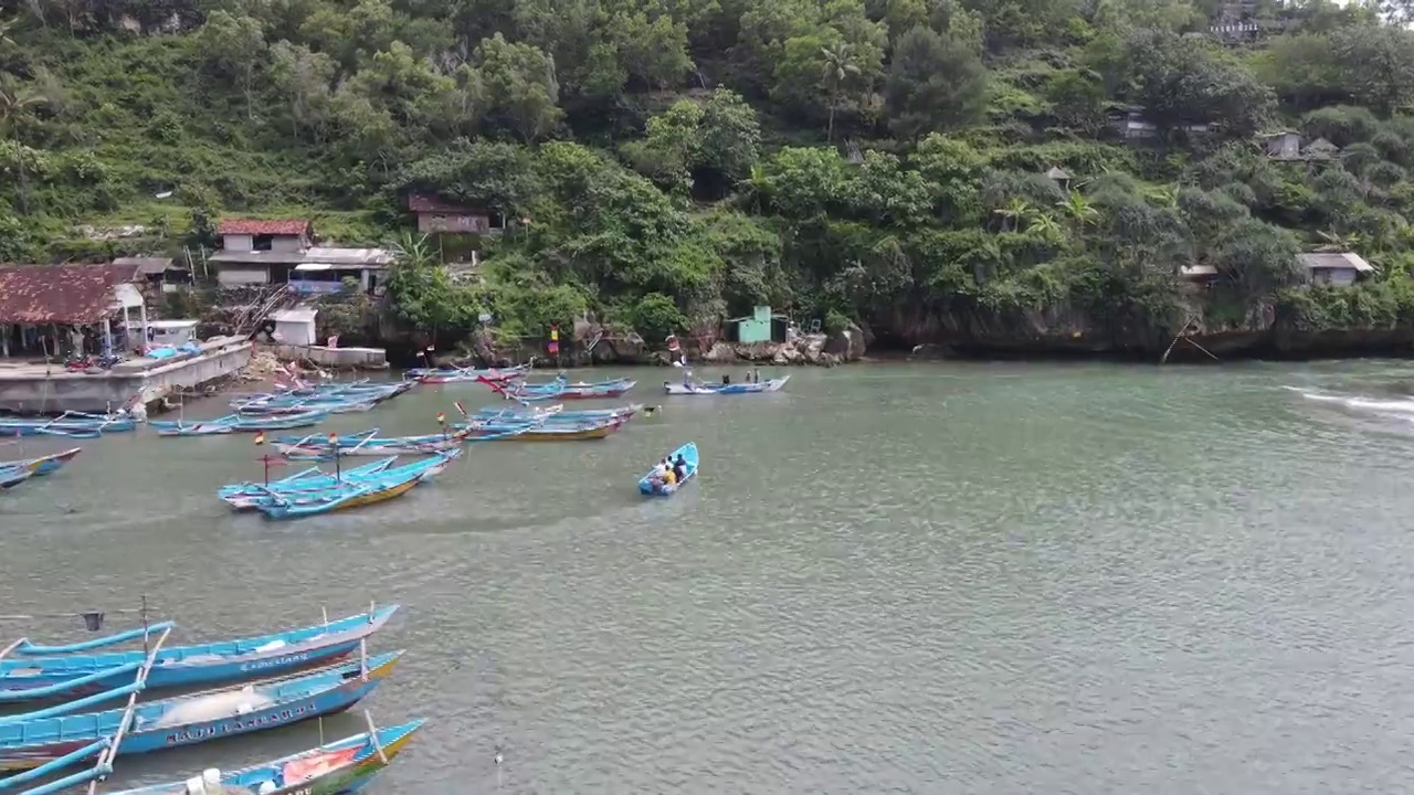 鸟瞰印尼泻湖海滩上的传统船只视频素材