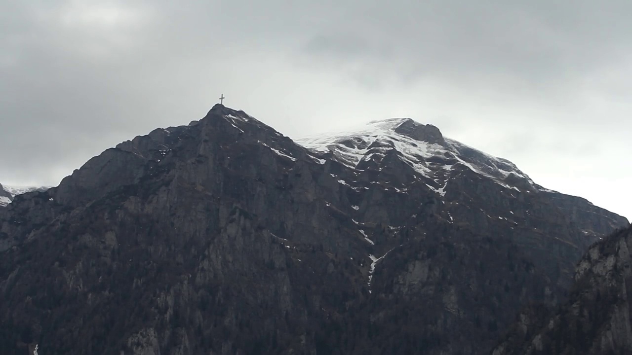 美丽的风景，山顶上仍然覆盖着积雪。山上长满了针叶林和冷杉视频素材