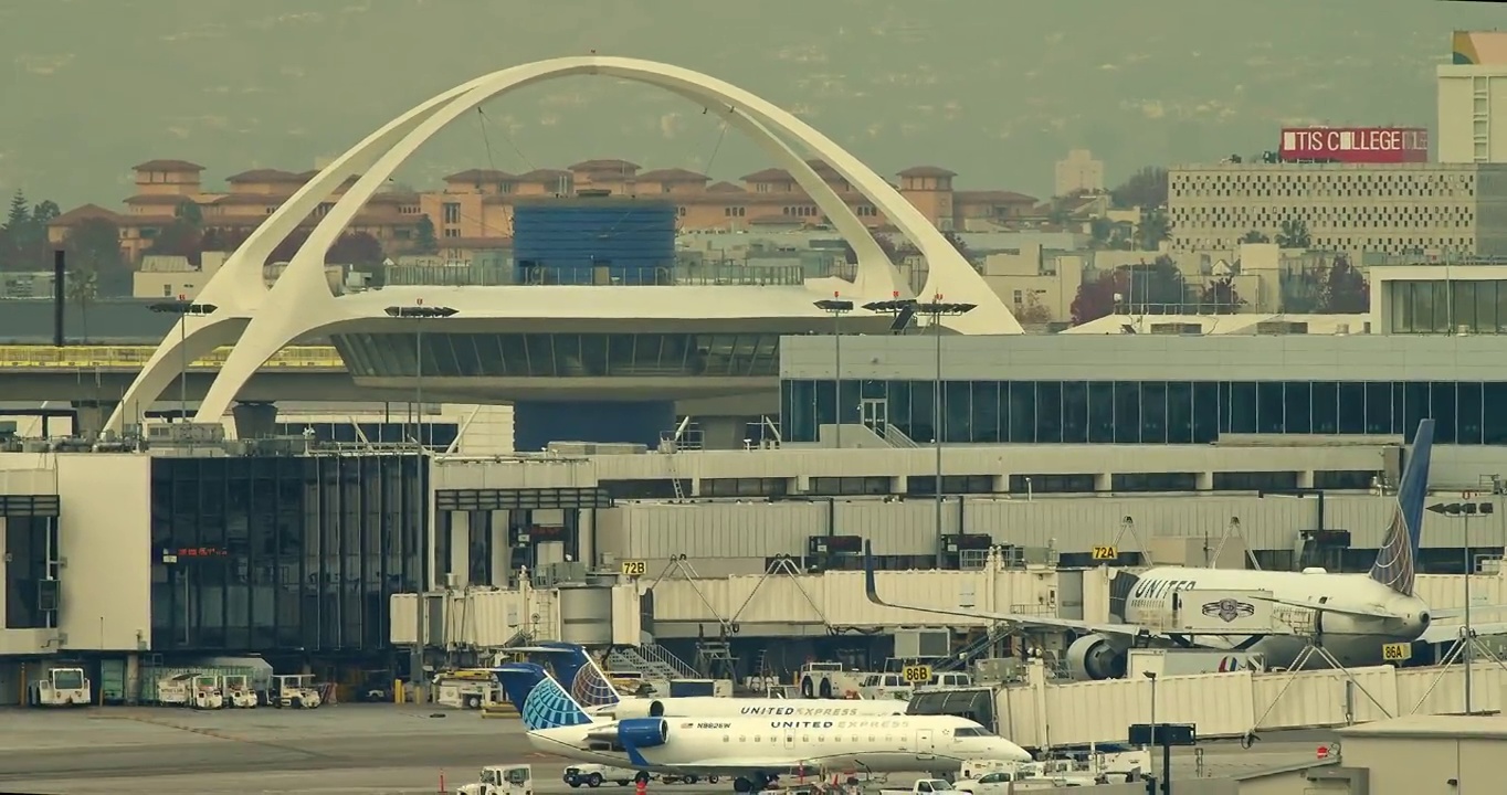 美国联合航空公司的飞机在洛杉矶国际机场的跑道上视频素材