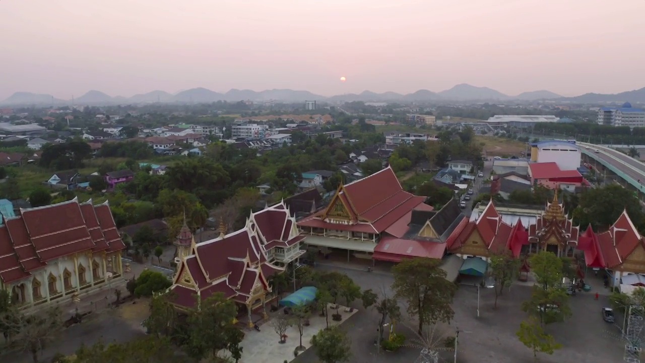 塔塔鸟瞰图。寺庙公园，Ratchaburi，泰国与城市城镇。泰国佛教寺庙建筑。旅游景点。视频素材