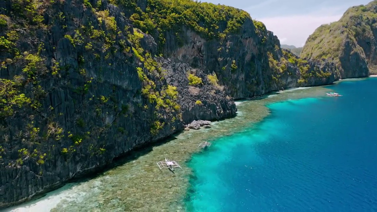 马廷洛克岛，El Nido，巴拉望，菲律宾。鸟瞰风景如画的海岸，清澈的海水，陡峭的悬崖和珊瑚礁视频素材