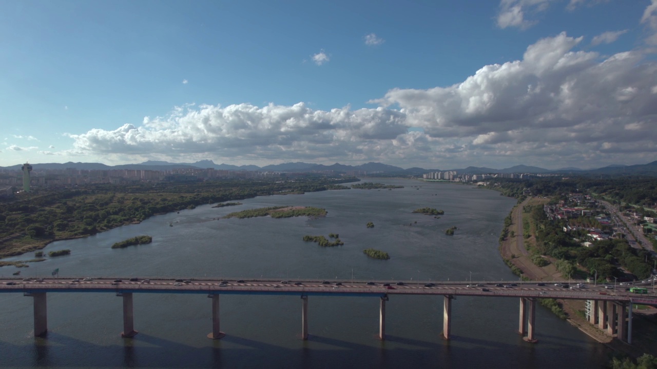 汉江附近的Paldangdaegyo大桥/ Hanam-si和namyang jusi，韩国京畿道视频素材