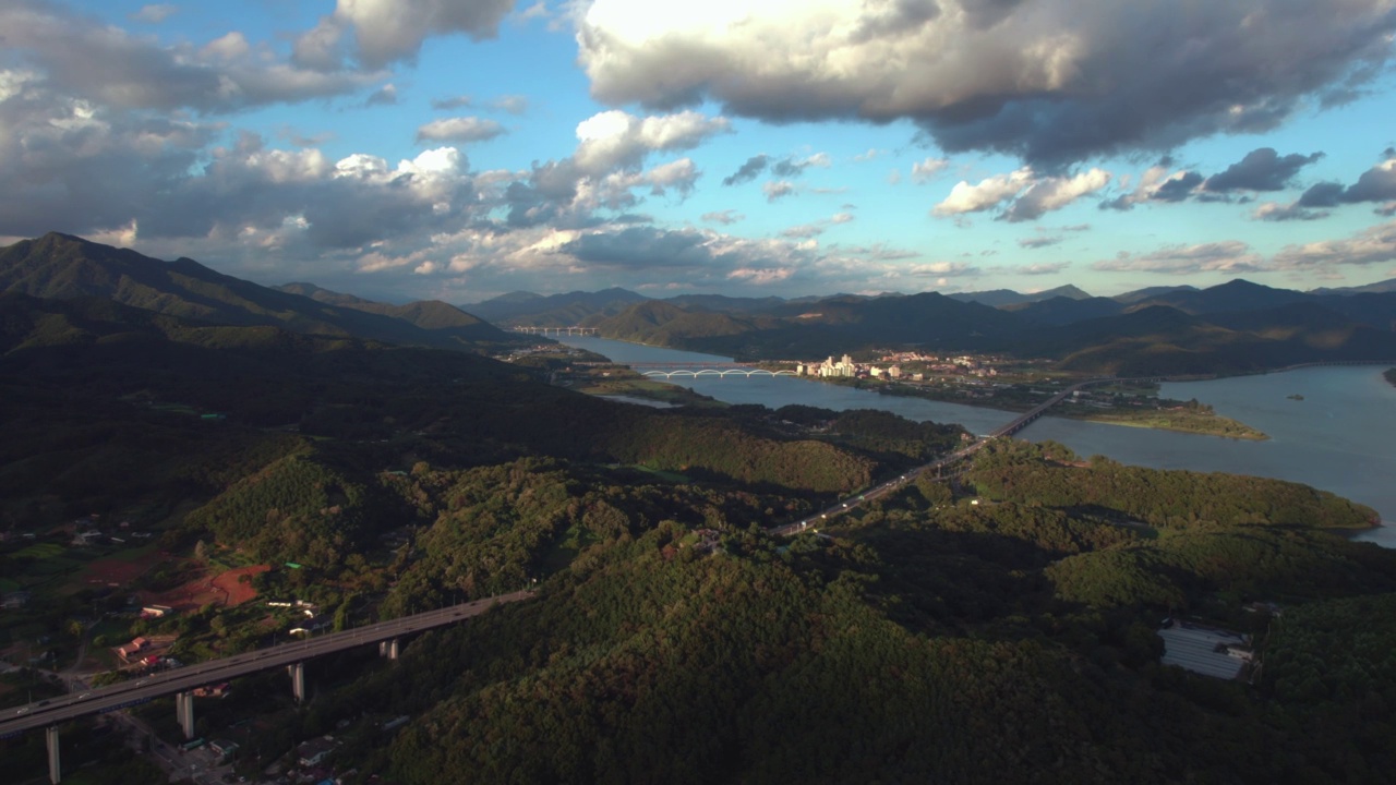 图为，在北汉江和南汉江附近的京畿道南阳州市Joan郡和杨平郡阳水郡独木茂里一带，奉伽桥桥上行驶的车辆视频素材