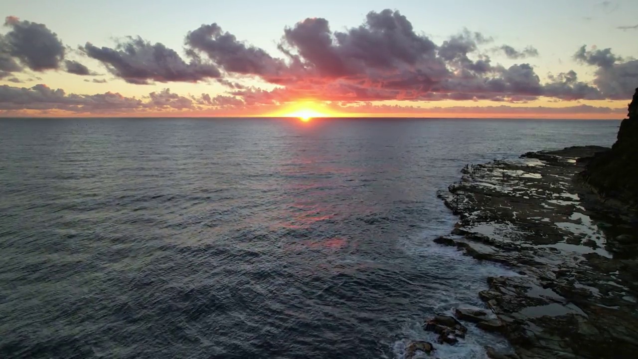 云海和海岬上的空中日出视频素材